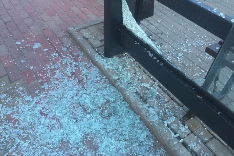 Проверка на прочность: в Твери повредили один из новых остановочных комплексов