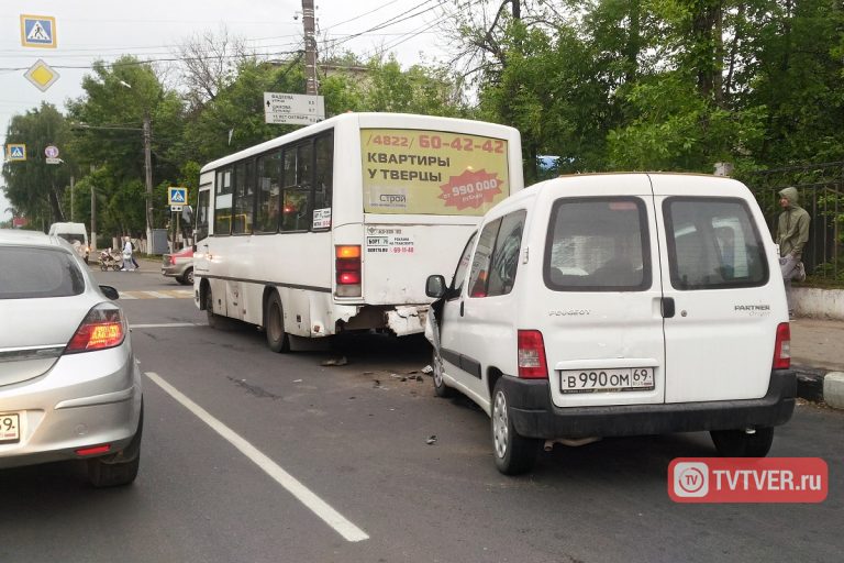 В Твери пьяный автомобилист стал виновником аварии с маршруткой