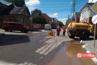 В Твери из-под асфальта бьют фонтаны