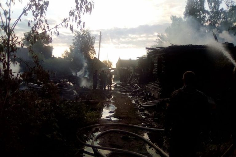 В Осташкове Тверской области минувшей ночью сгорели 6 домов, в том числе 2 жилых