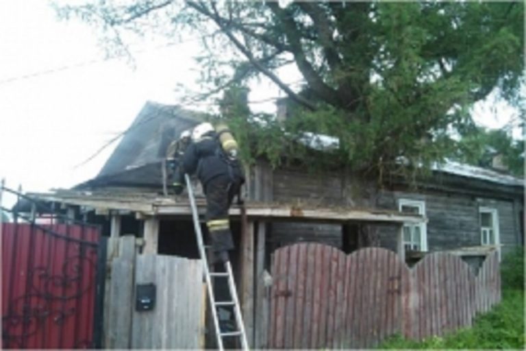 В Тверской области пожарные обнаружили в заброшенном доме труп