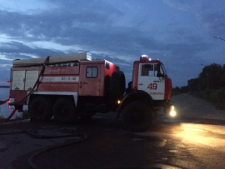 Более 30 человек тушили горящий жилой дом в Тверской области