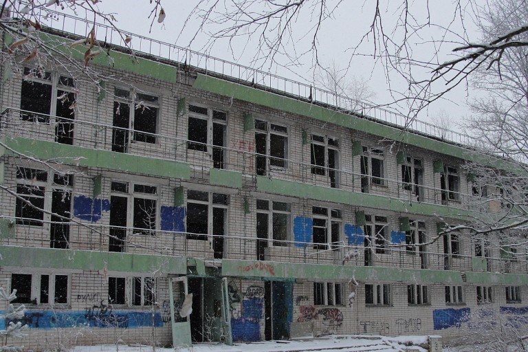 Следственный комитет разбирается с фактом падения подростка с третьего этажа здания заброшенного санатория в Ржеве