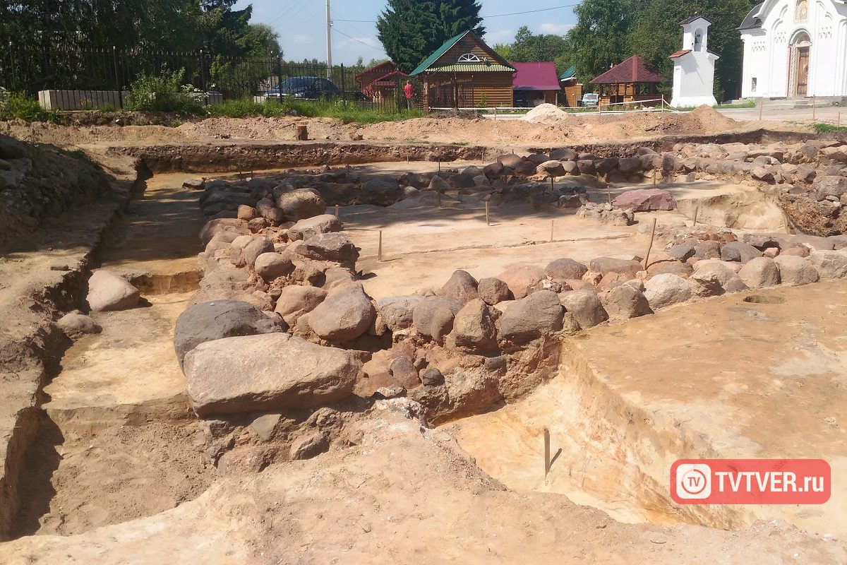 Остов старинного храма, мощи кота и следы святого: раскопки в Савватьево как сценарий для фильма
