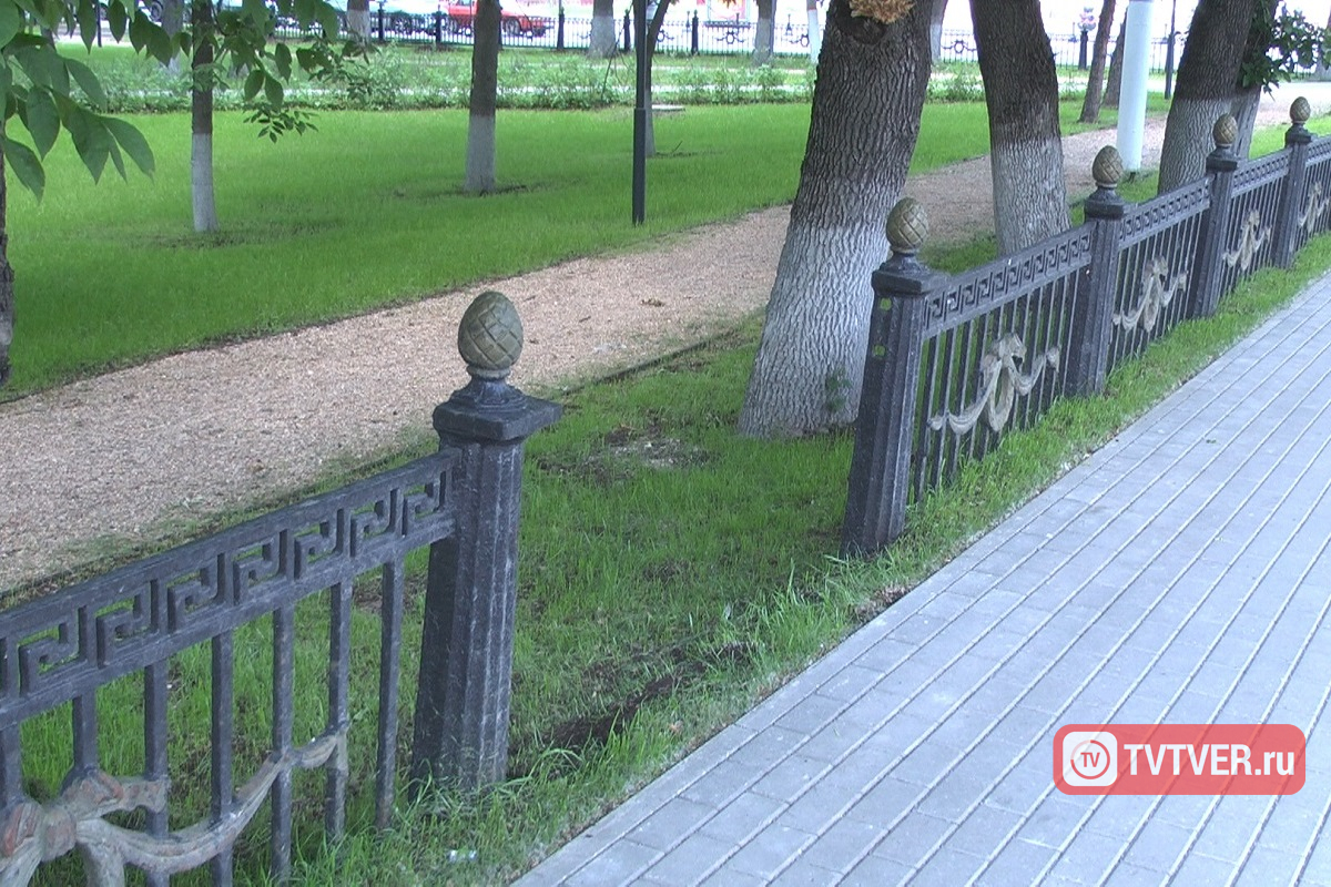 Администрация Твери прокомментировала ситуацию с поржавевшим ограждением на бульваре Радищева