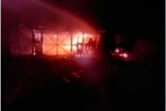 В Торопце уничтожена огнем хозяйственная постройка