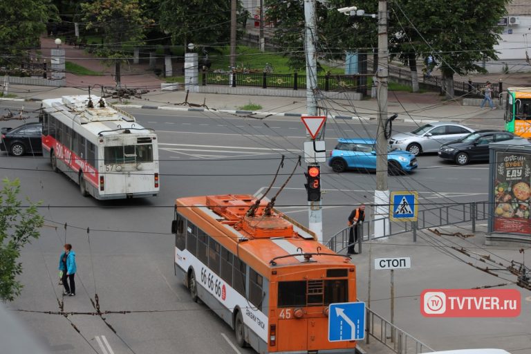 Из-за обрыва контактной линии в Твери на Смоленском переулке образовалась пробка