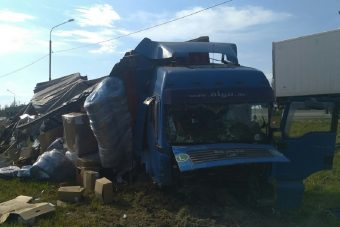 Под Тверью большегруз улетел в кювет - серьезно пострадал водитель