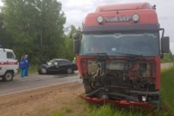 В Тверской области легковой автомобиль столкнулся с фурой: есть пострадавшие