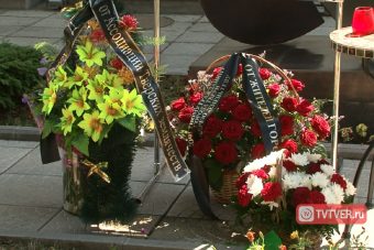 В Твери люди приносят цветы к Дому поэзии Андрея Дементьева