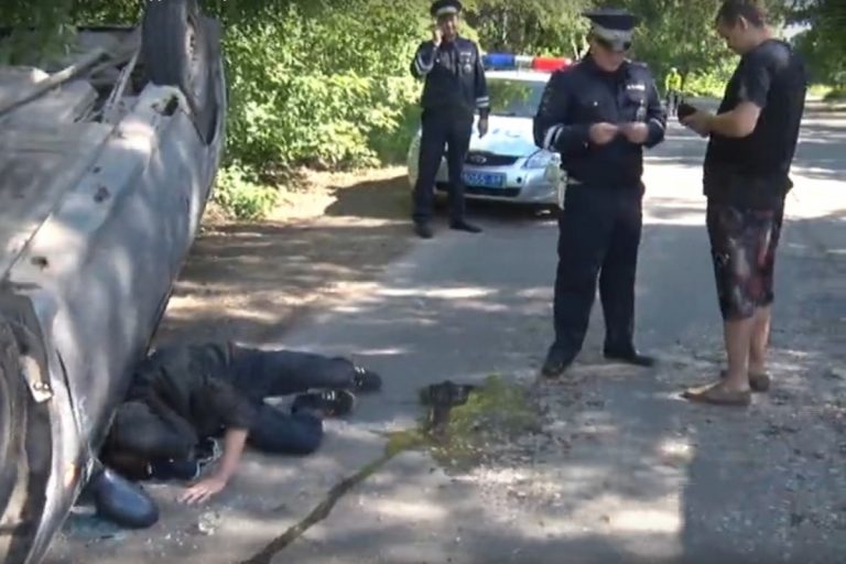 В Ржеве перевернулась иномарка с девушкой за рулем