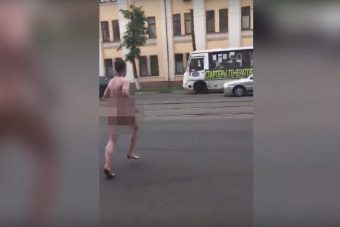 В Твери голый мужчина пытался снять деньги в банке