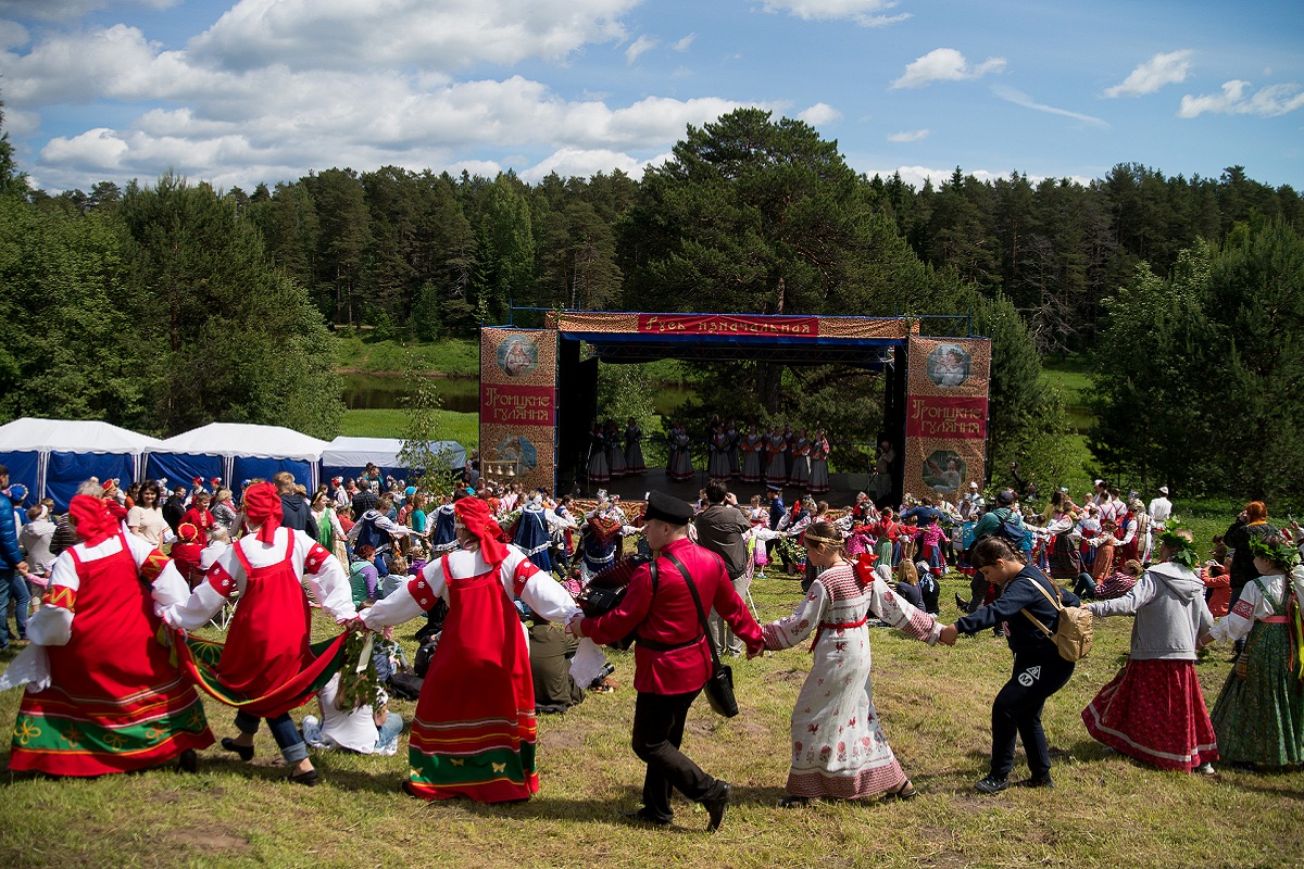 Около 10 тысяч жителей Тверской области и туристов собрались на Троицких гуляниях