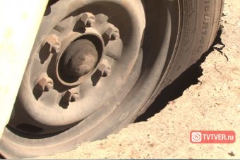 В центре Твери грузовик провалился в асфальт