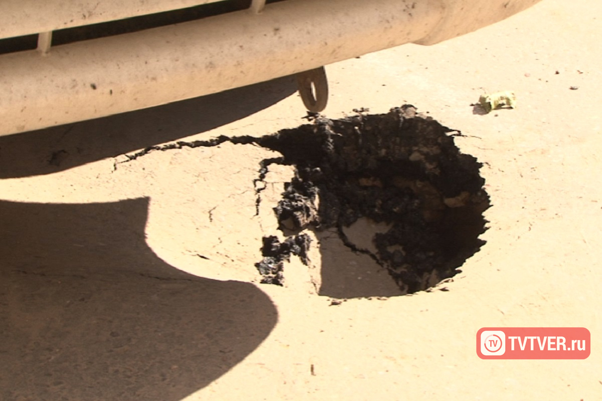 В центре Твери грузовик провалился в асфальт