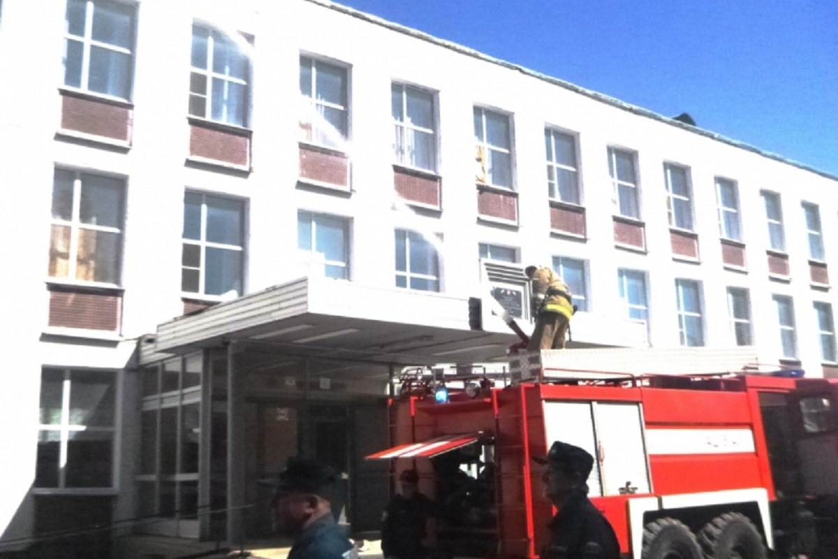 Из школы в Тверской области эвакуировали 370 учащихся и 15 преподавателей