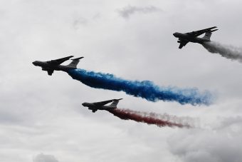 В небо над Тверью поднялись самолеты и вертолеты В небо над Тверью поднялись самолеты и вертолеты