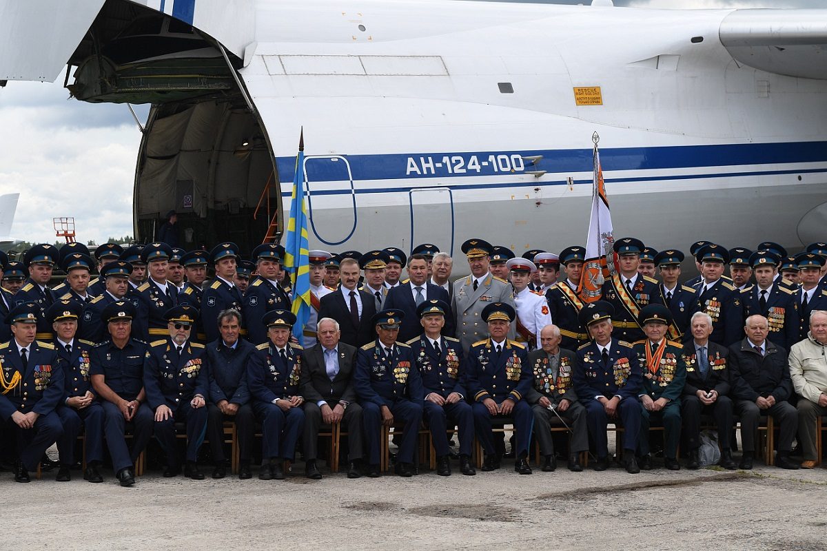 В небо над Тверью поднялись самолеты и вертолеты