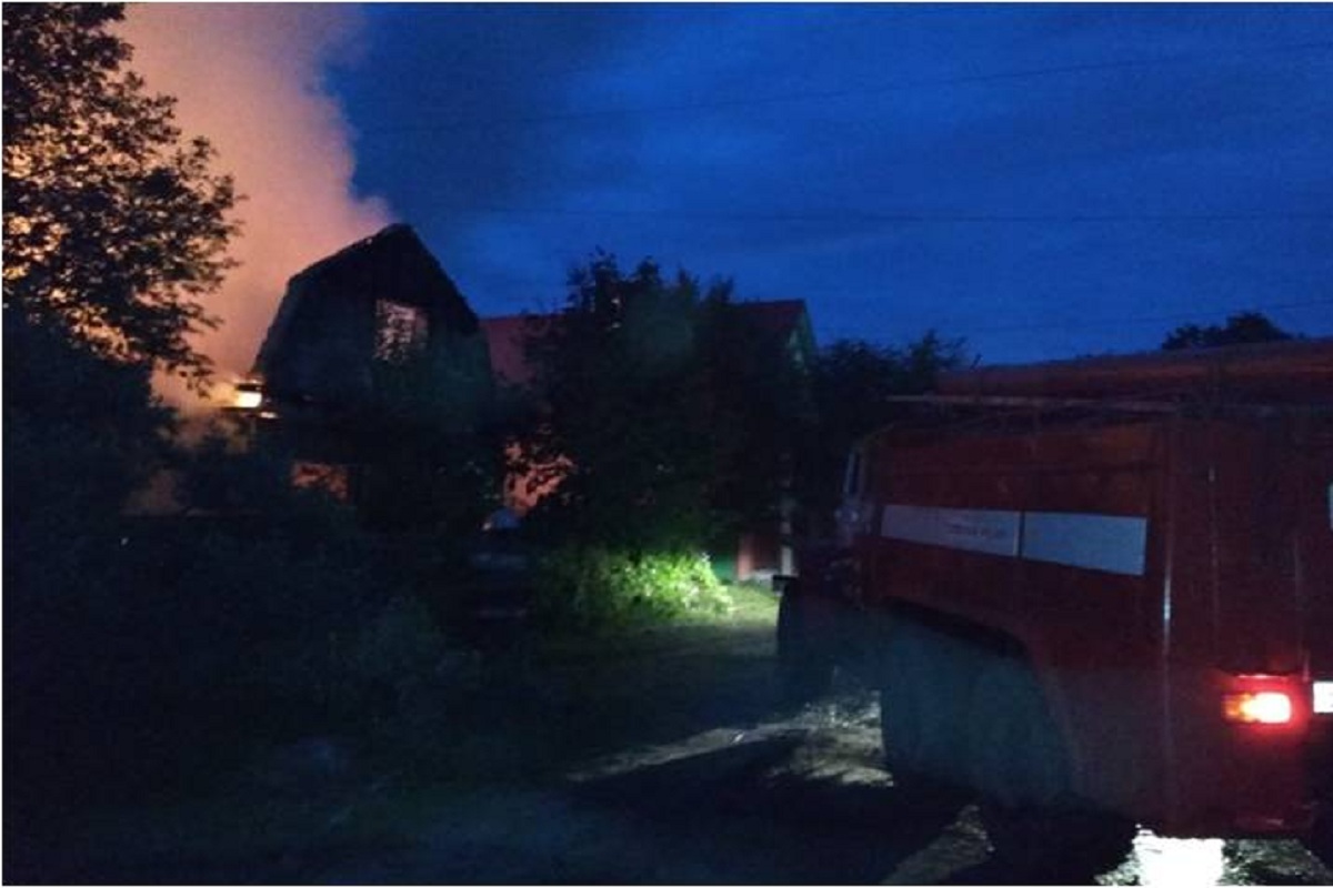 В Тверской области ночью сгорели два дачных дома