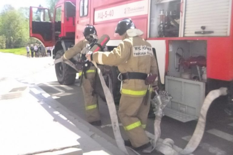 Из школы в Тверской области эвакуировали 370 учащихся и 15 преподавателей