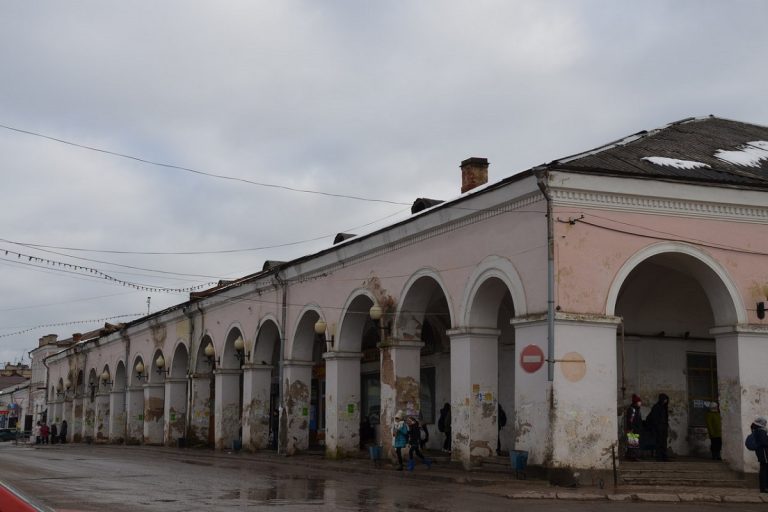 В Вышнем Волочке Тверской области начали разрушаться торговые ряды XVIII века