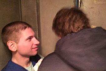 В Твери бригада скорой помощи, спешившая на вызов, застряла в лифте