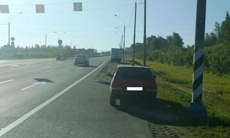 Ранним утром под Тверью сбили велосипедистку, ехавшую по обочине дороги