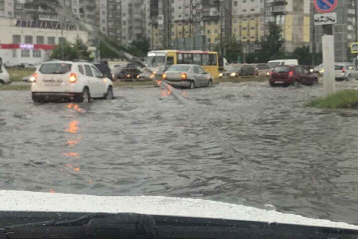 Пользователи соцсетей делятся фотографиями затопленного в результате дождя Южного кольца в Твери