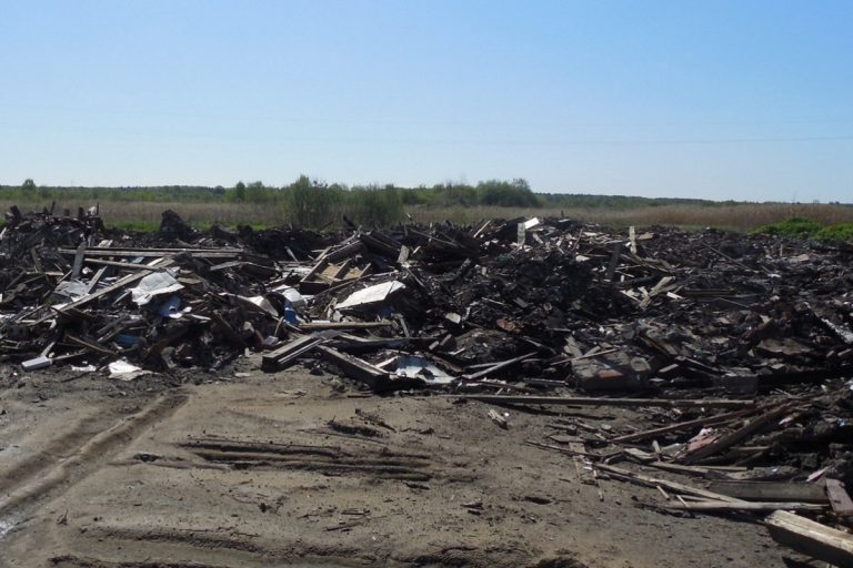 В Тверской области сельскохозяйственные земли захламили обломками сгоревших зданий