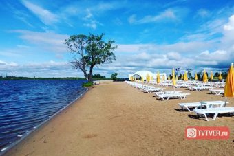 Жителям Твери вместо работы рекомендуют обливаться прохладной водой