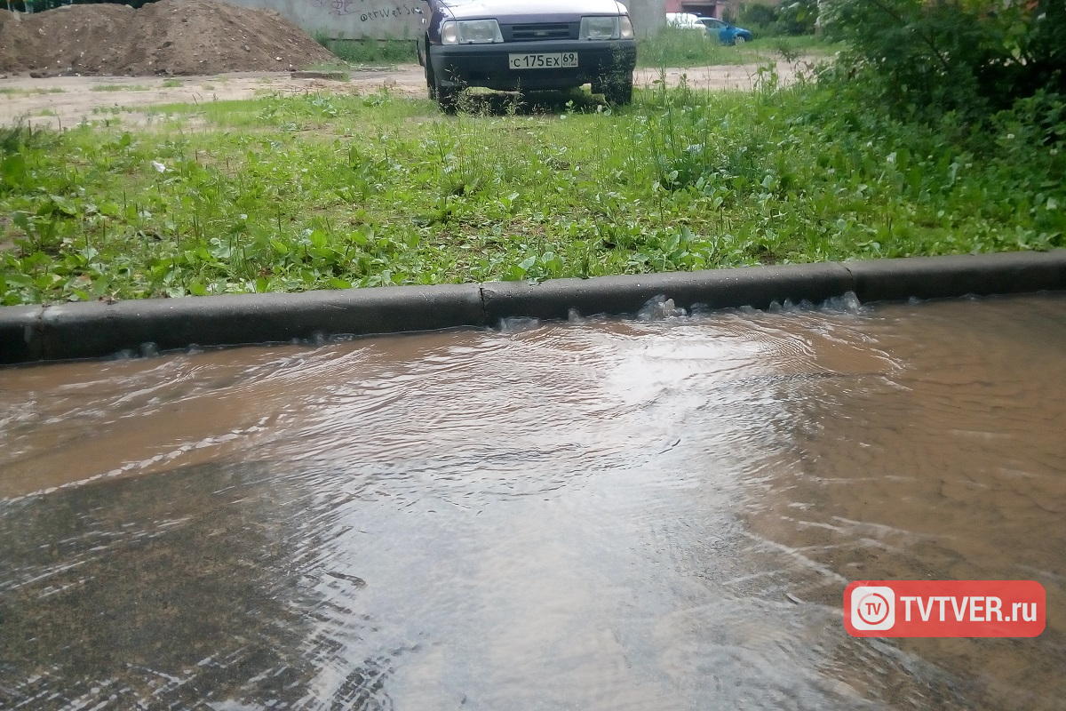 Двор на улице Кайкова в Твери залило водой