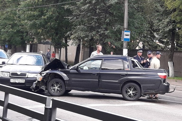 В Твери столкнулись три автомобиля