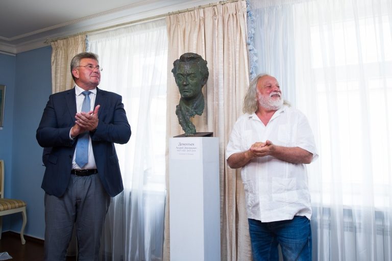 В Твери установили бюст Андрея Дементьева, созданный еще при жизни поэта