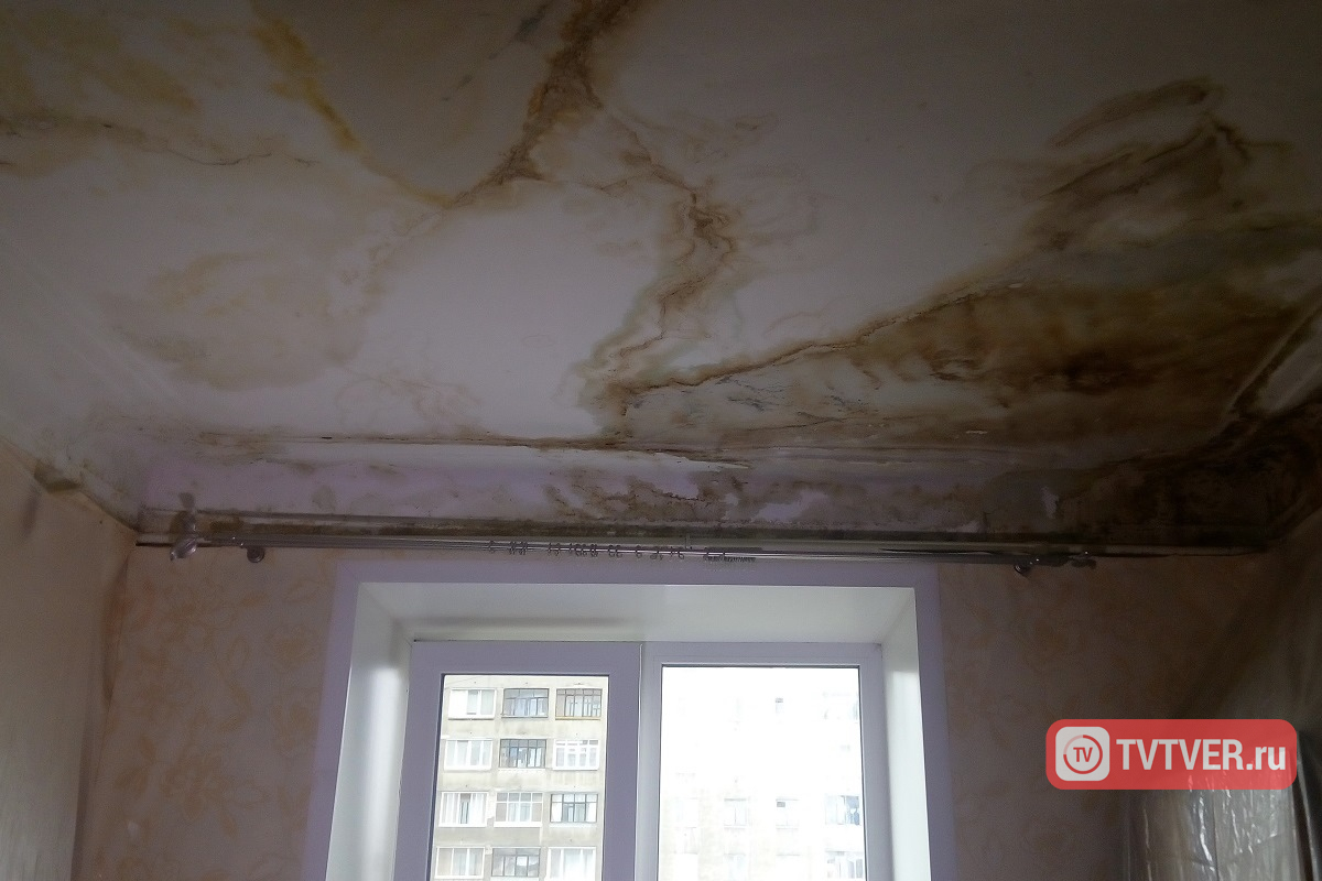 В Твери прохудившуюся кровлю заменили на полиэтиленовую плёнку