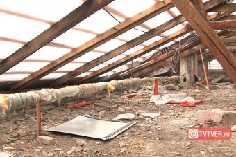 В Твери прохудившуюся кровлю заменили на полиэтиленовую плёнку