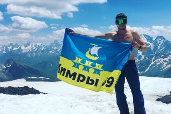 Флаг города Кимры Тверской области поднялся над Эльбрусом