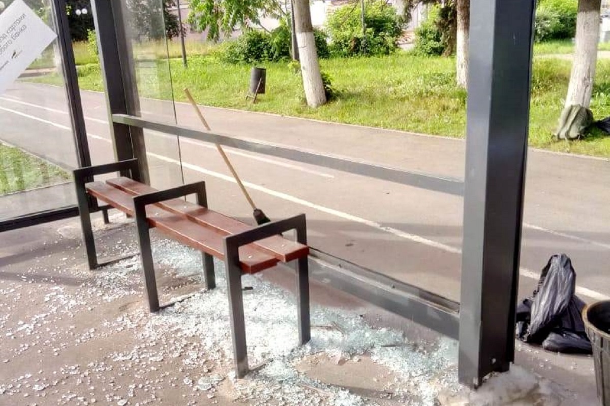 В центре Твери вандалы испортили новую остановку