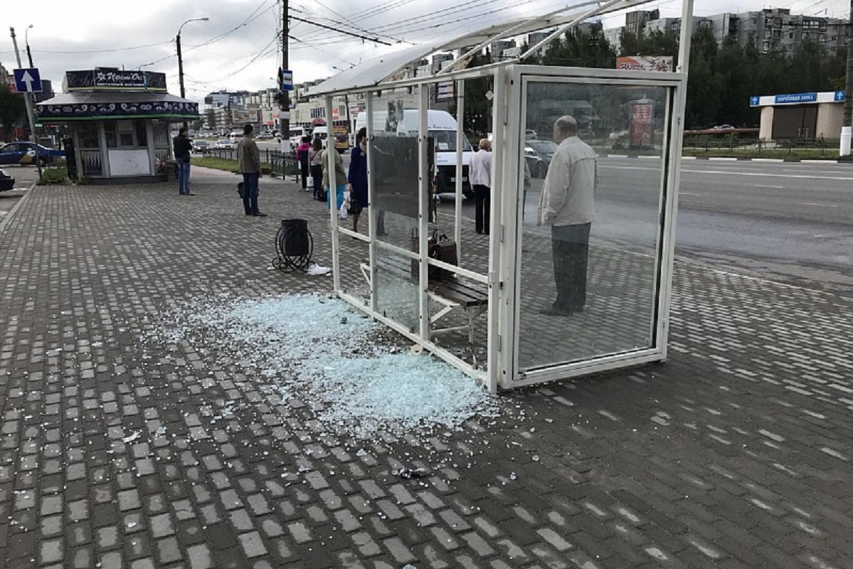 В Твери разбили стекла на остановке общественного транспорта