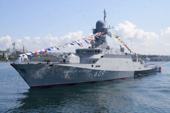 Ракетный корабль «Вышний Волочёк» прошёл в парадном строю Черноморского флота Ракетный корабль «Вышний Волочёк» прошёл в парадном строю Черноморского флота