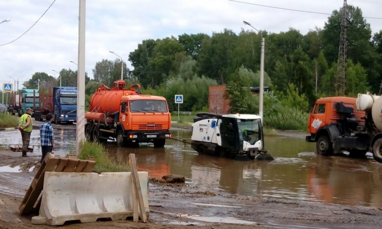 В Твери в микрорайоне Радужный машины буквально тонут на дороге