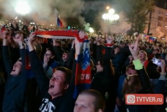 Трагичная развязка в лотерее 11-метровых: жители Твери под дождем отчаянно болели за сборную России по футболу