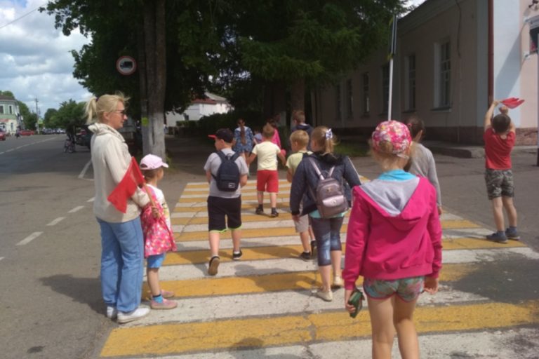 В Тверской области госавтоинспекторы учили правилам дорожного движения школьников