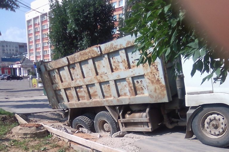 В Твери под самосвалом просел асфальт