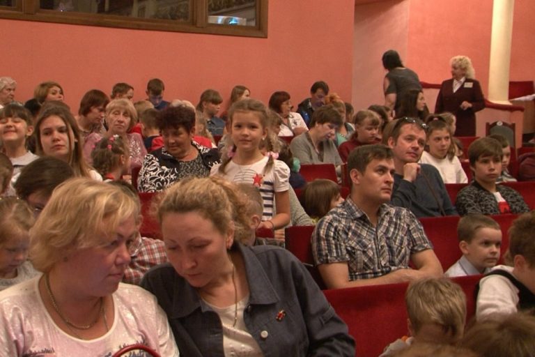 Тверской драмтеатр подарил мюзикл многодетным семьям