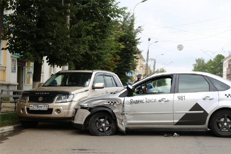 Яндекс-такси спровоцировало ДТП в Твери