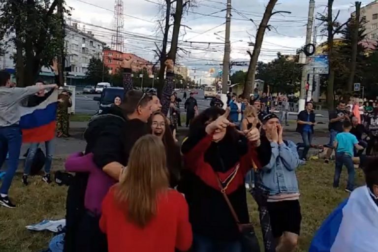 Жители Твери празднуют победу сборной России на улицах города