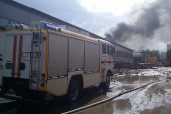 В Твери горящий цех тушили более 50 пожарных