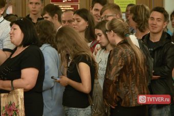 В Твери родители за руку ведут своих детей в приемные комиссии вузов