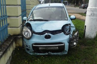 В Твери иномарка врезалась в другой автомобиль и влетела в бетонный забор