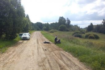 В Тверской области 57-летняя скутеристка погибла на дороге
